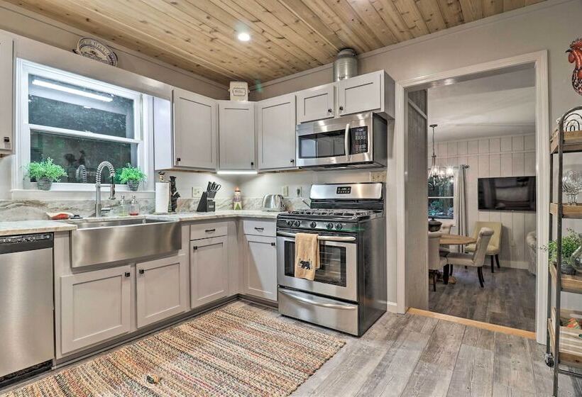 Luxury Highlands Cottage W/ Deck + Fireplace!