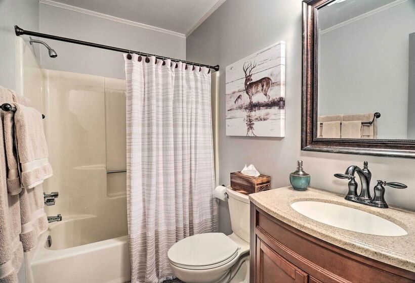 Luxury Highlands Cottage W/ Deck + Fireplace!