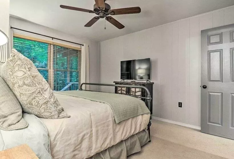 Luxury Highlands Cottage W/ Deck + Fireplace!