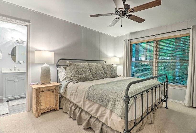 Luxury Highlands Cottage W/ Deck + Fireplace!