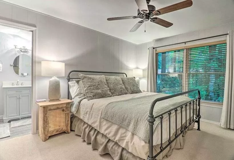 Luxury Highlands Cottage W/ Deck + Fireplace!