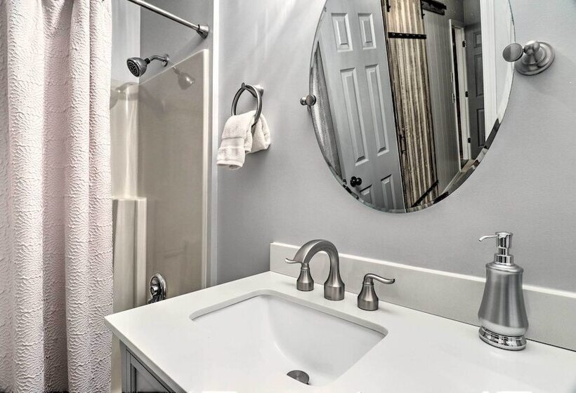 Luxury Highlands Cottage W/ Deck + Fireplace!