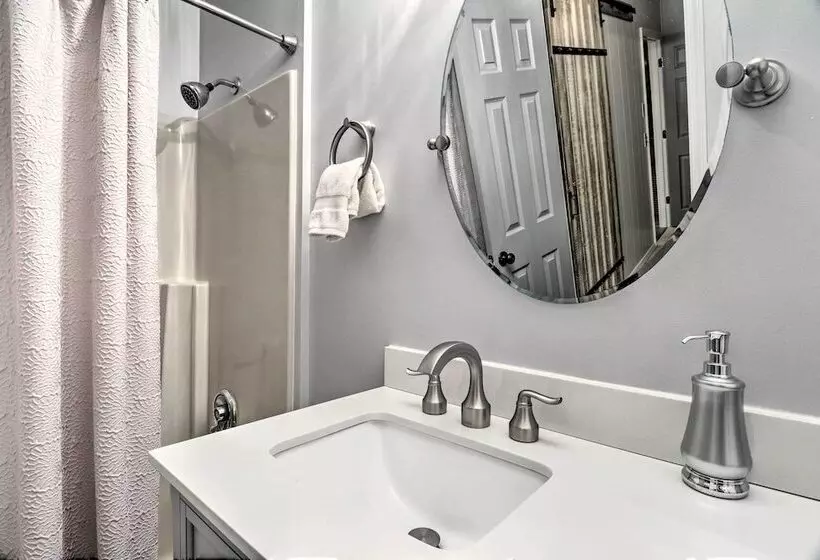 Luxury Highlands Cottage W/ Deck + Fireplace!