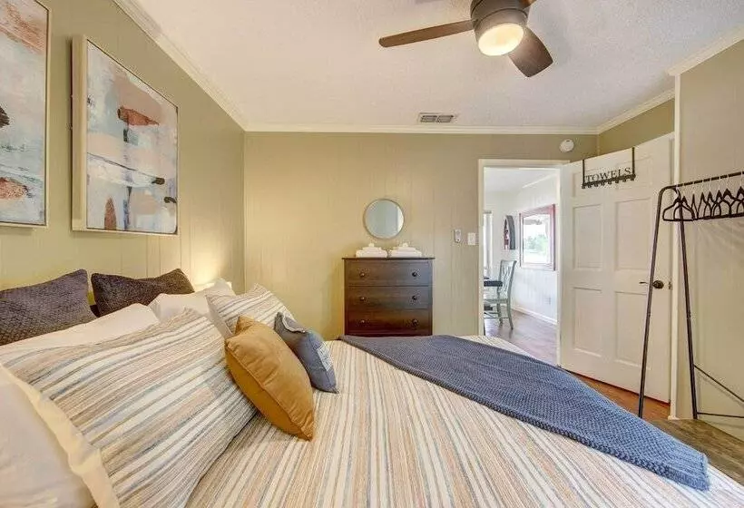 Mineola Lake House W/ Dock & Fire Pit!