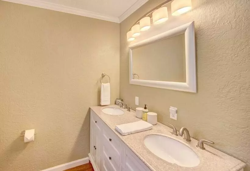 Mineola Lake House W/ Dock & Fire Pit!