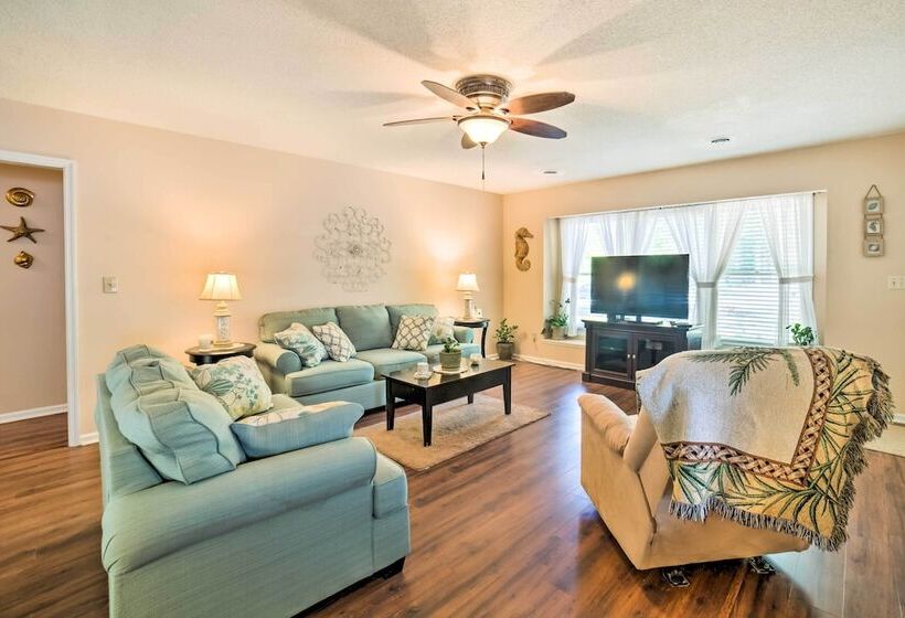 Oak Island Home W/ Fenced Yard, Walk To Long Beach