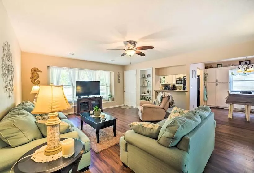 Oak Island Home W/ Fenced Yard, Walk To Long Beach