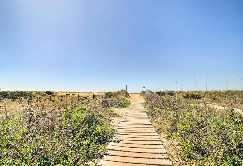 Oak Island Home W/ Fenced Yard, Walk To Long Beach