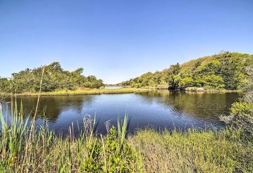 Oak Island Home W/ Fenced Yard, Walk To Long Beach