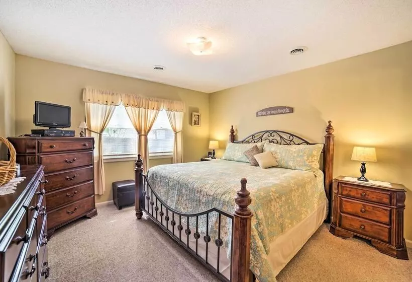 Oak Island Home W/ Fenced Yard, Walk To Long Beach