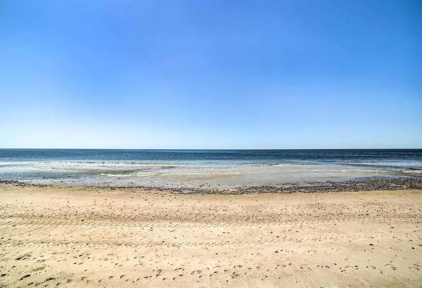 Oak Island Home W/ Fenced Yard, Walk To Long Beach