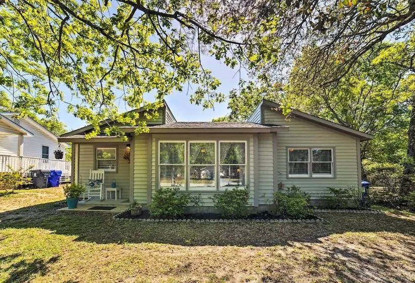Oak Island Home W/ Fenced Yard, Walk To Long Beach