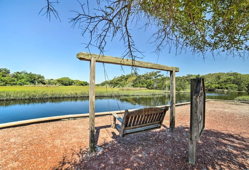 Oak Island Home W/ Fenced Yard, Walk To Long Beach