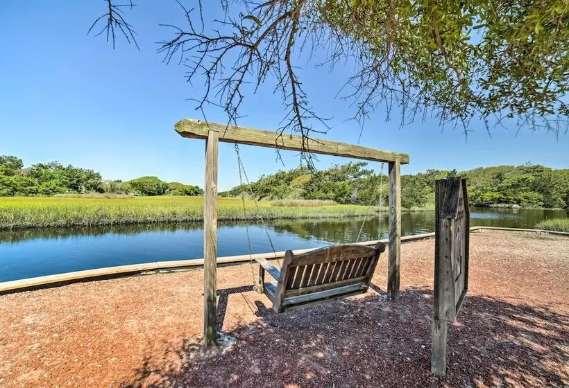 Oak Island Home W/ Fenced Yard, Walk To Long Beach