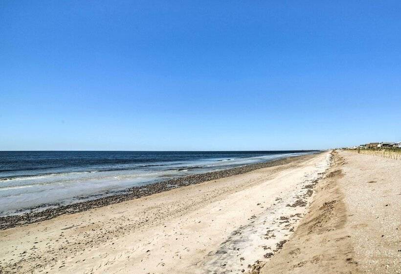 Oak Island Home W/ Fenced Yard, Walk To Long Beach