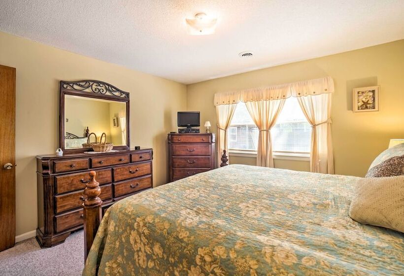 Oak Island Home W/ Fenced Yard, Walk To Long Beach