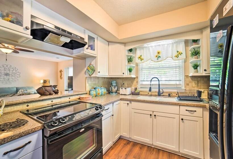 Oak Island Home W/ Fenced Yard, Walk To Long Beach