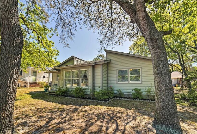 Oak Island Home W/ Fenced Yard, Walk To Long Beach