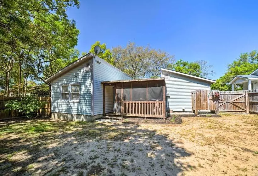 Oak Island Home W/ Fenced Yard, Walk To Long Beach