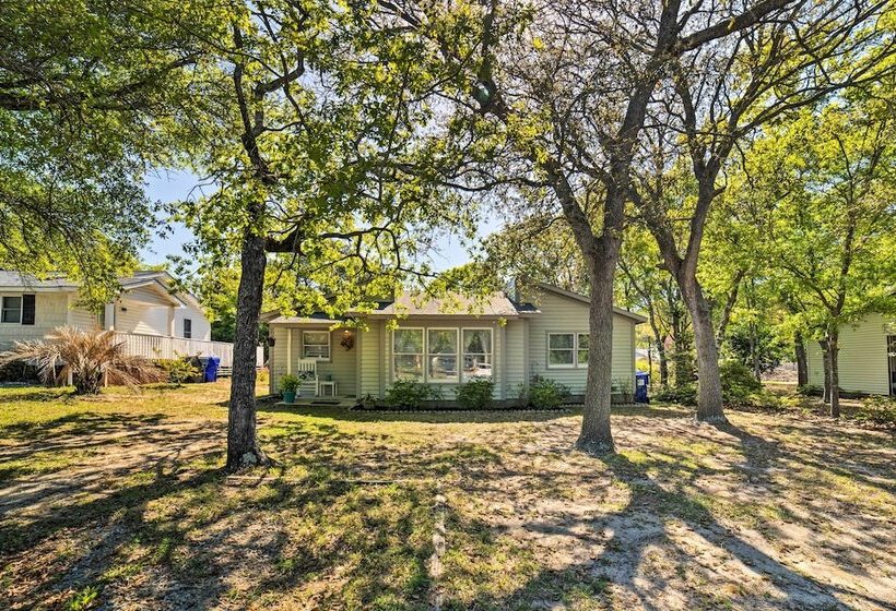 Oak Island Home W/ Fenced Yard, Walk To Long Beach