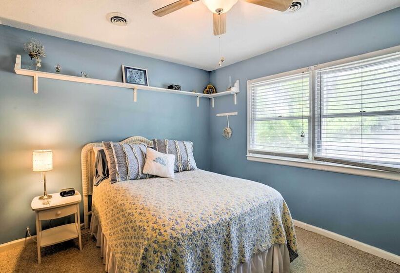 Oak Island Home W/ Fenced Yard, Walk To Long Beach