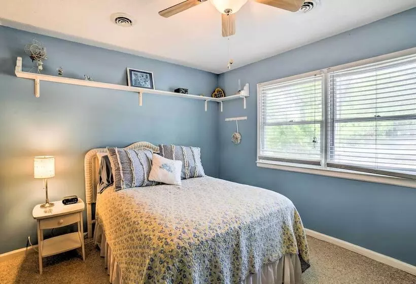 Oak Island Home W/ Fenced Yard, Walk To Long Beach