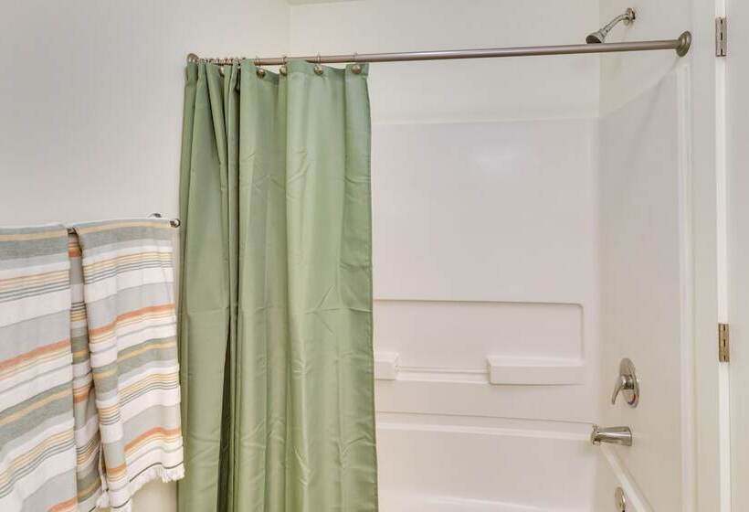 1 Mi To Downtown: Modern Ocean Springs Cottage