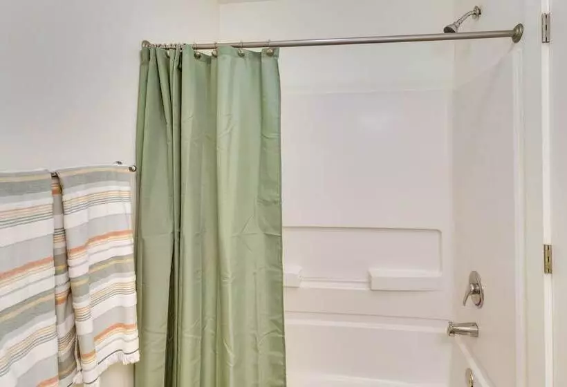 1 Mi To Downtown: Modern Ocean Springs Cottage