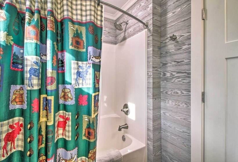 Remote Retreat: Cozy Home W/ Big Pine Lake Access!