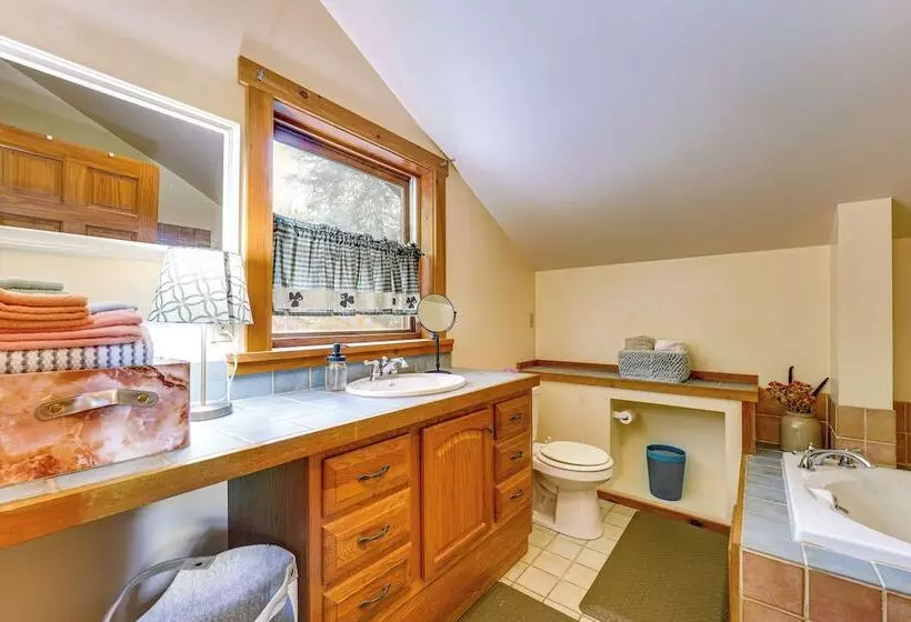 Saranac Lake Cabin W/ Deck: Pets Welcome!