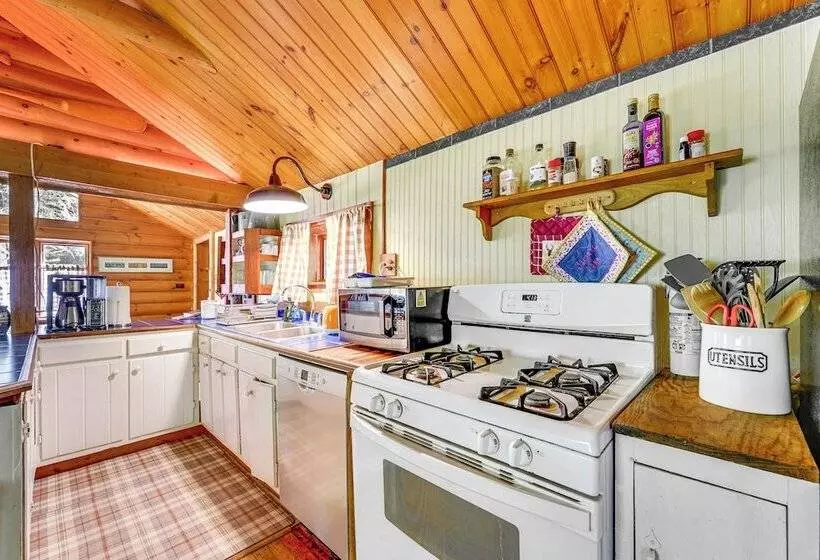 Saranac Lake Cabin W/ Deck: Pets Welcome!