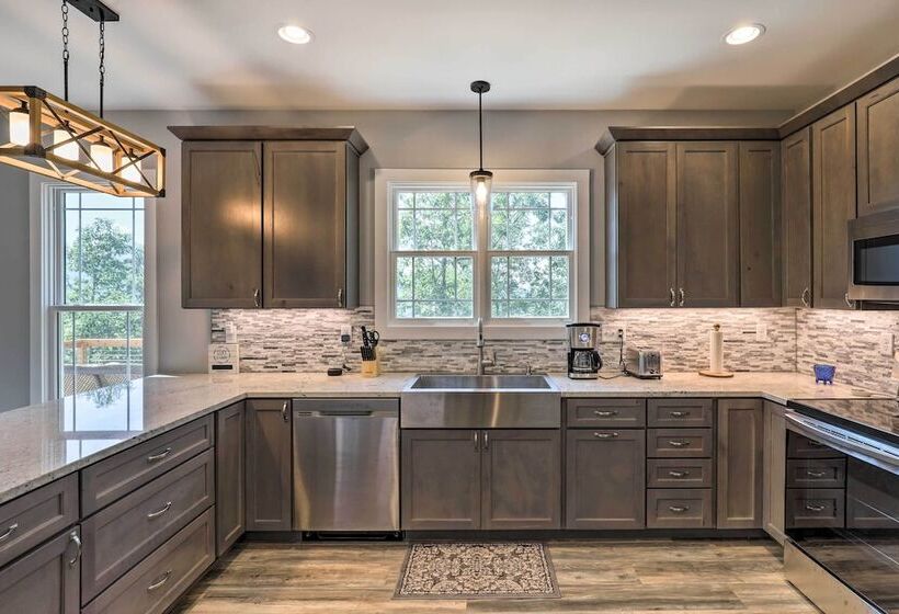 Escape W/ Hot Tub, Mtn Views: 5 Mi To Urban Trail