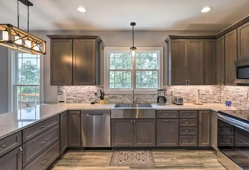 Escape W/ Hot Tub, Mtn Views: 5 Mi To Urban Trail