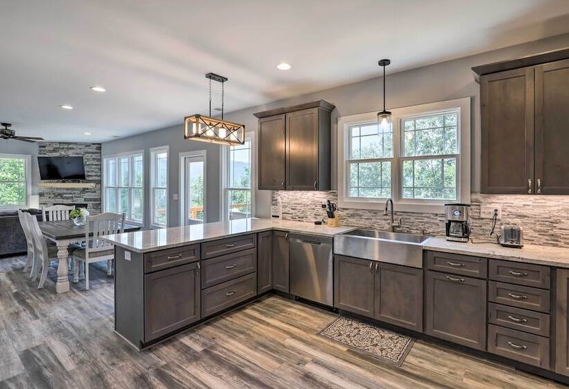 Escape W/ Hot Tub, Mtn Views: 5 Mi To Urban Trail