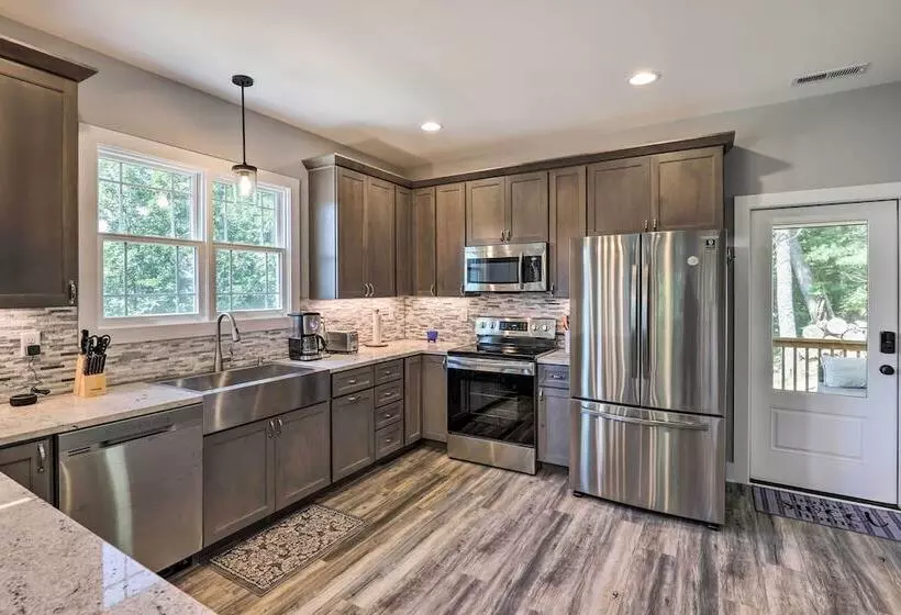 Escape W/ Hot Tub, Mtn Views: 5 Mi To Urban Trail