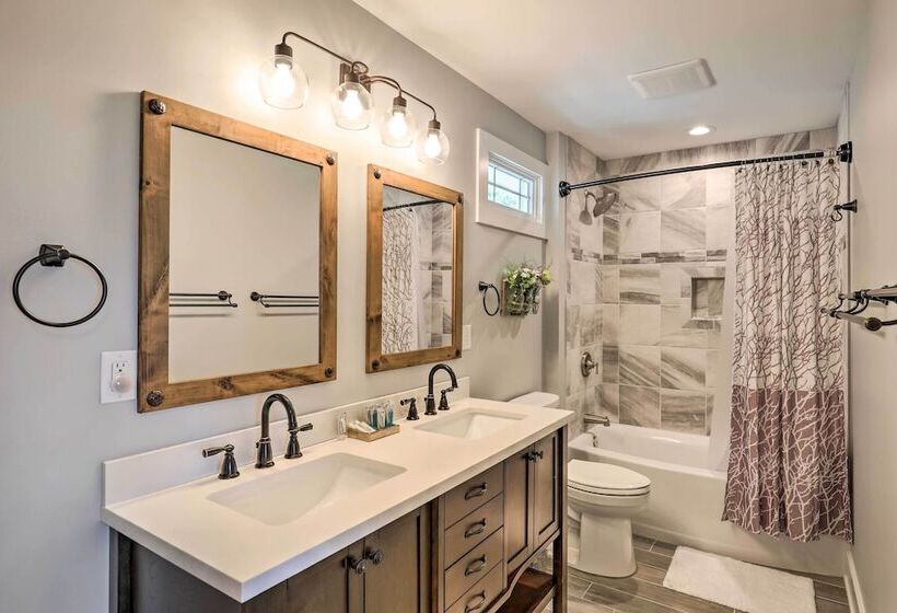 Escape W/ Hot Tub, Mtn Views: 5 Mi To Urban Trail