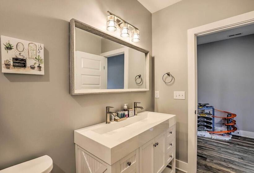 Escape W/ Hot Tub, Mtn Views: 5 Mi To Urban Trail