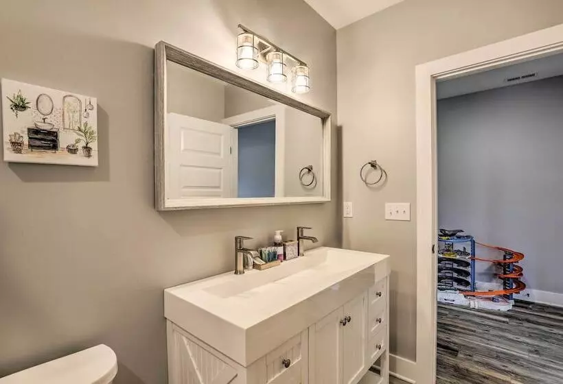 Escape W/ Hot Tub, Mtn Views: 5 Mi To Urban Trail