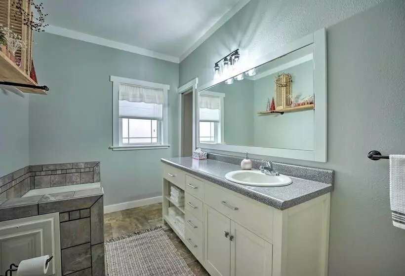 Shipshewana Guest House With Fire Pit!