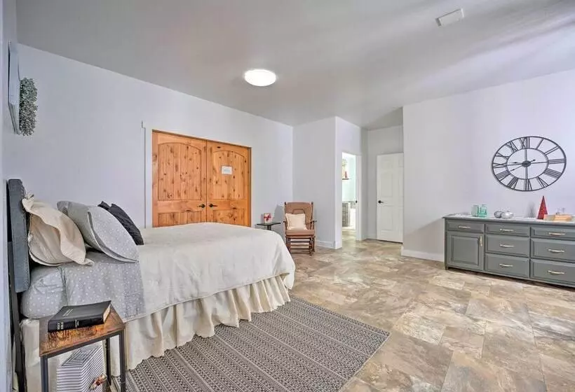 Shipshewana Guest House With Fire Pit!