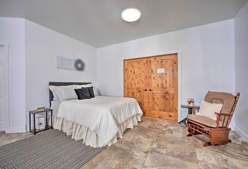 Shipshewana Guest House With Fire Pit!