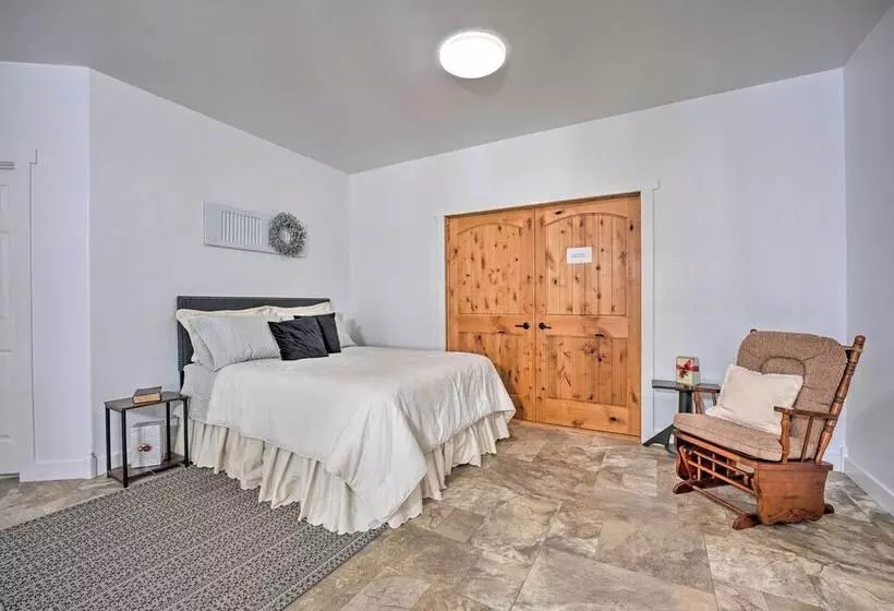 Shipshewana Guest House With Fire Pit!