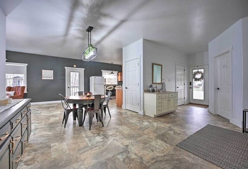 Shipshewana Guest House With Fire Pit!