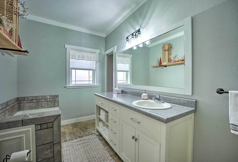 Shipshewana Guest House With Fire Pit!