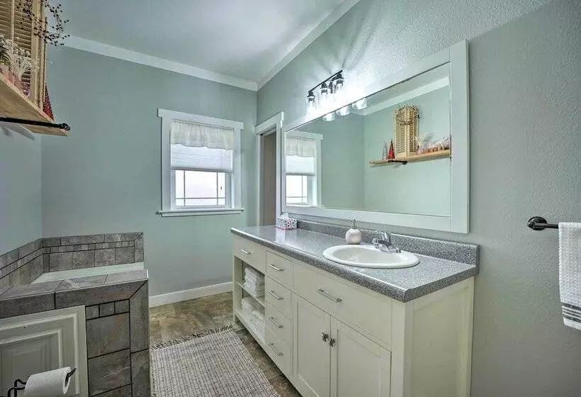 Shipshewana Guest House With Fire Pit!