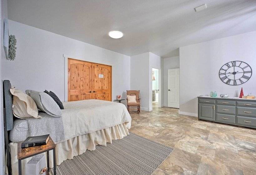 Shipshewana Guest House With Fire Pit!