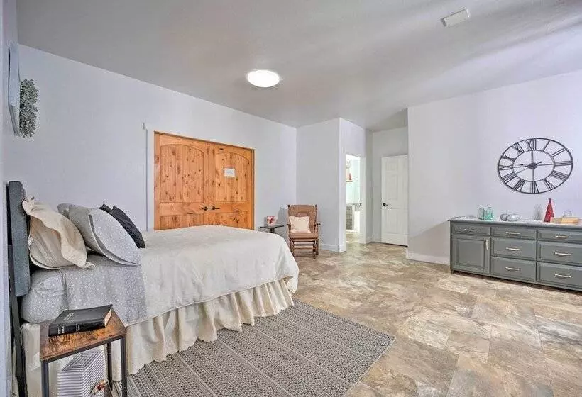 Shipshewana Guest House With Fire Pit!