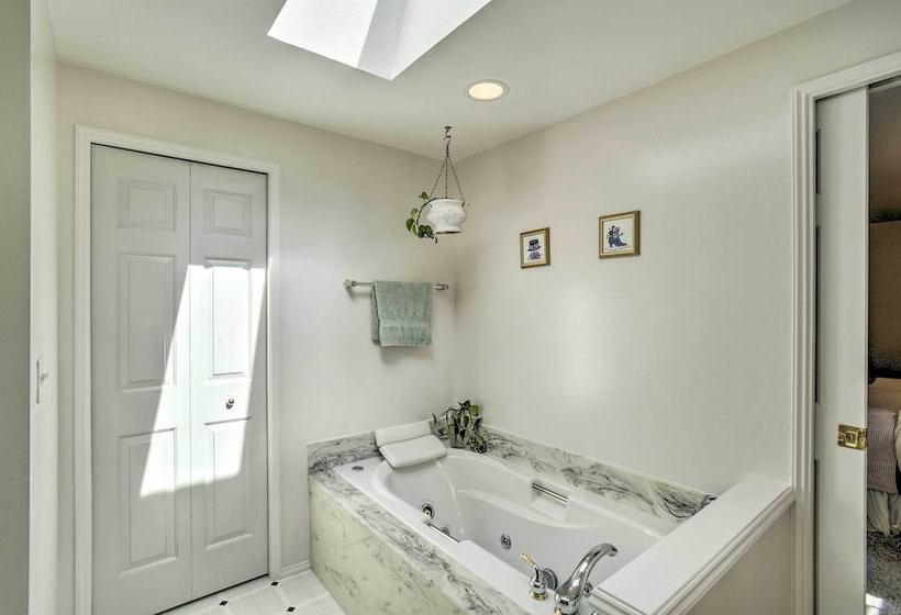 Spacious Family Home On Golf Course: Hike & Bike!