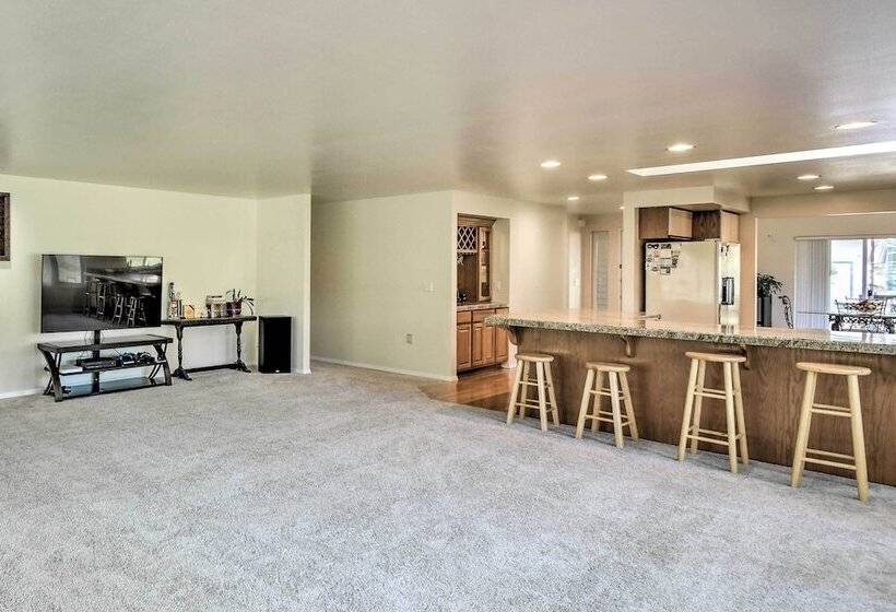 Spacious Family Home On Golf Course: Hike & Bike!