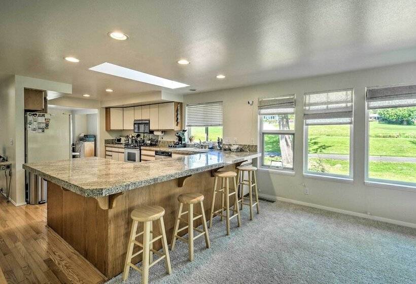 Spacious Family Home On Golf Course: Hike & Bike!